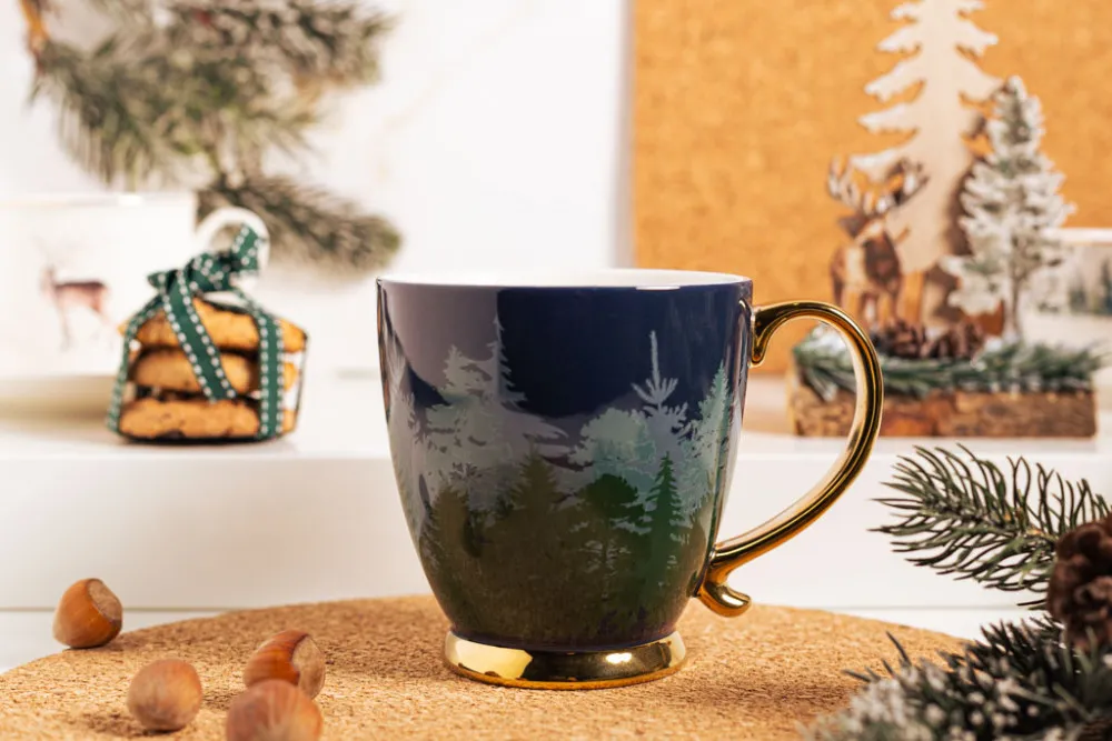 Filiżanka do kawy i herbaty porcelanowa święta Boże Narodzenie Altom Design Misty Forest 400 ml