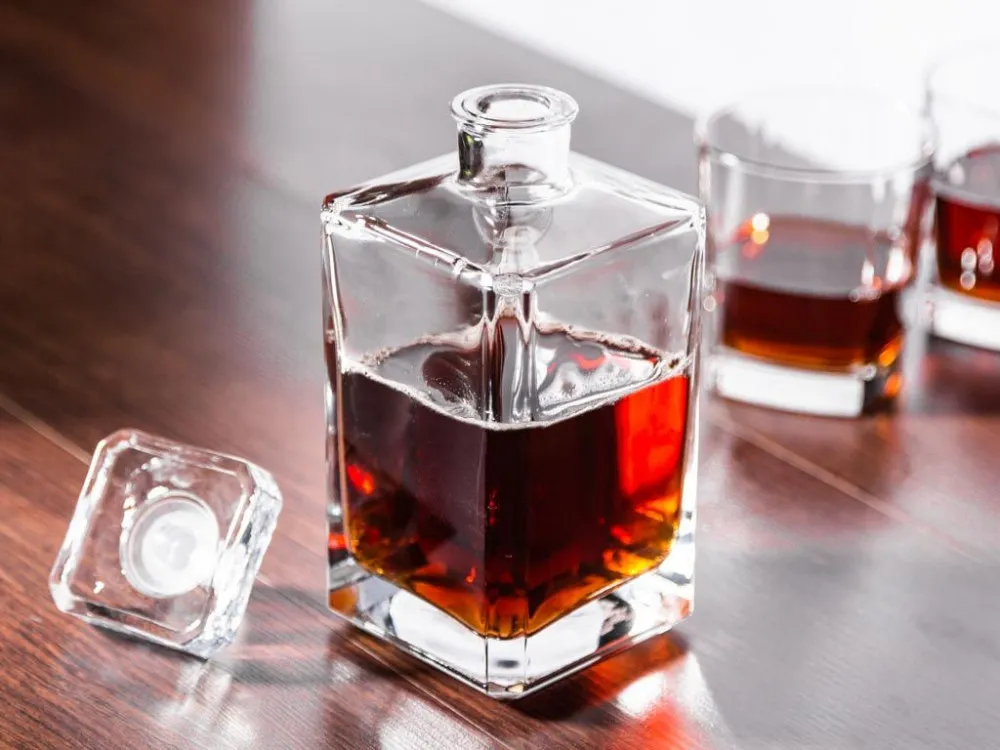 Karafka do whisky / bourbona ze szklanym korkiem Edwanex kwadratowa 0,7 l ml