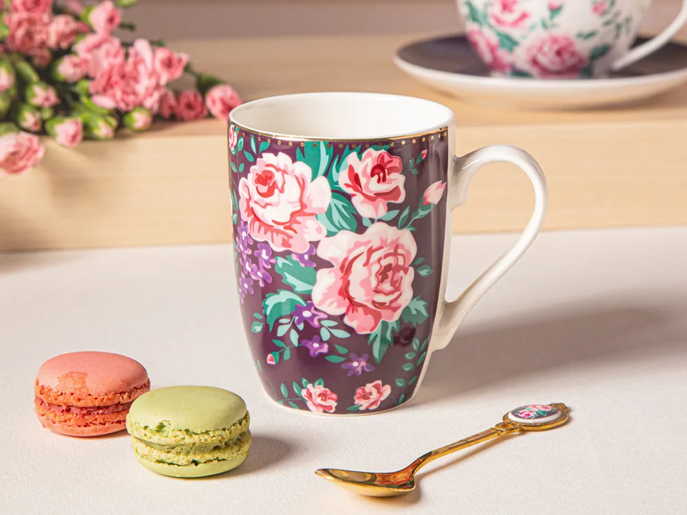 Kubek do kawy i herbaty porcelanowy z łyżeczką Altom Design Charlotta 300 ml fioletowy