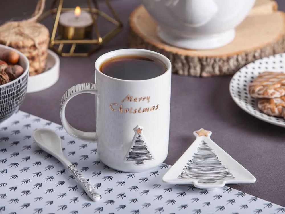 Kubek porcelanowy z łyżeczką i podkładką świąteczny Boże Narodzenie Altom Design Nordic Winter Choinka 360 ml 