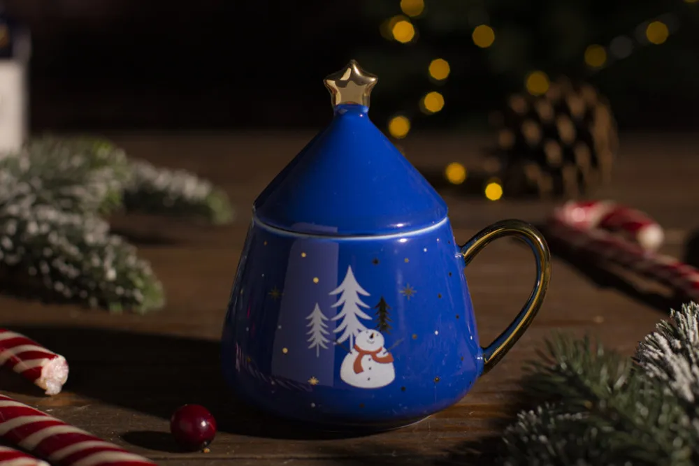 Kubek do kawy i herbaty porcelanowy z pokrywką świąteczny Boże Narodzenie Altom Design Choinka granatowy 300 ml
