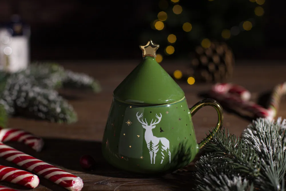 Kubek do kawy i herbaty porcelanowy z pokrywką świąteczny Boże Narodzenie Altom Design Choinka zielony 300 ml