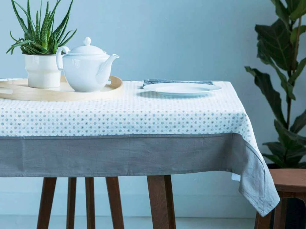 Obrus na stół Altom Design biały z dekoracją szara rozeta / obszycie szare 110 x 160 cm