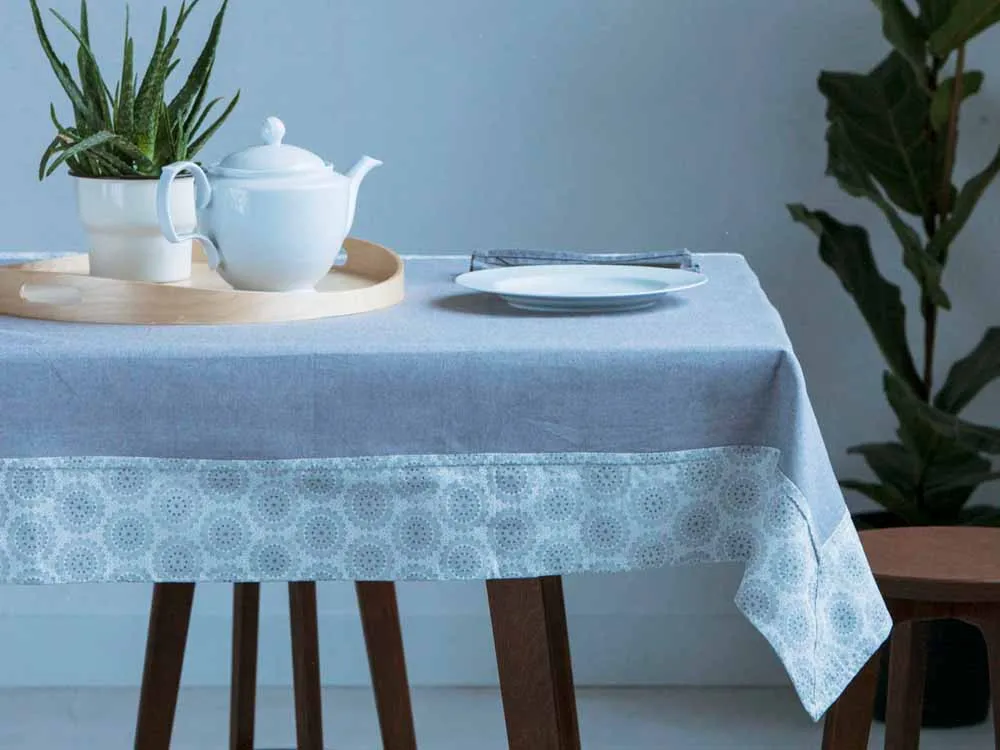 Obrus na stół bawełniany Altom Design szary / obszycie szara rozeta 110 x 160 cm