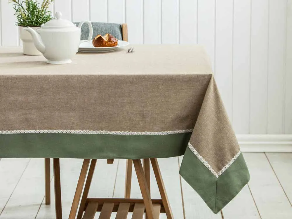 Obrus na stół bawełniany z koronką Altom Design oliwkowy / zielony 110 x 160 cm