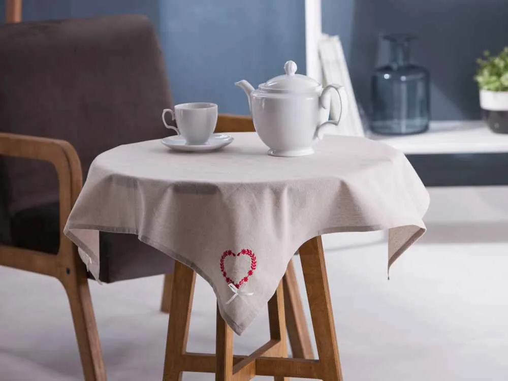 Obrus / serweta na stół bawełniany Altom Design beżowy / haftowane czerwone serca kwadratowy 80 x 80 cm 