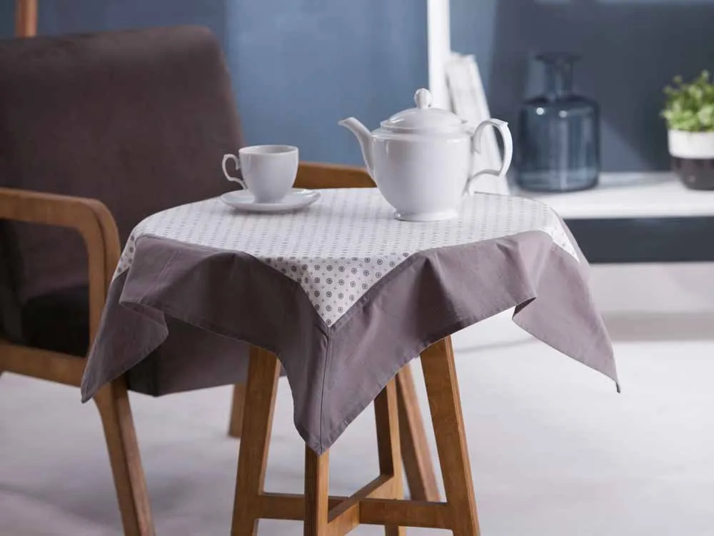 Obrus / serweta na stół Altom Design biały z dekoracją szara rozeta / obszycie szare kwadratowy 80 x 80 cm