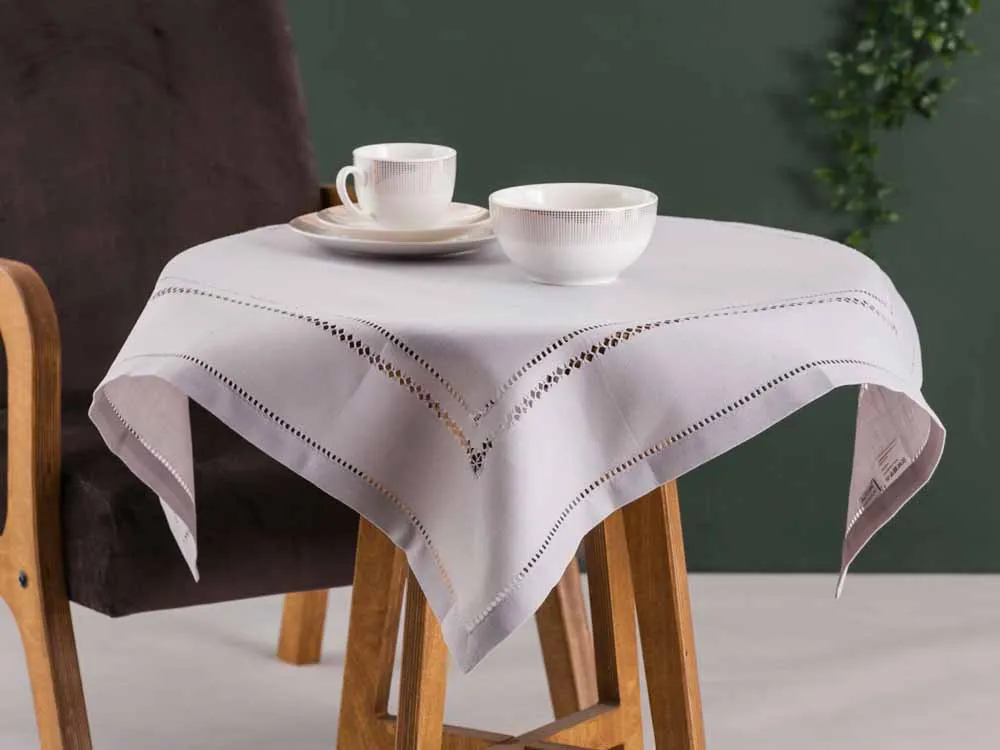 Obrus / serweta na stół Altom Design Popiel z ażurowym wykończeniem 80 x 80 cm