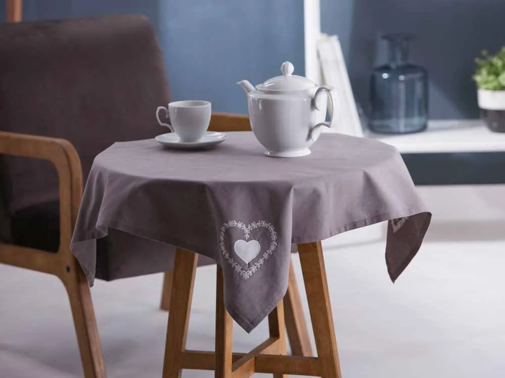 Obrus / serweta na stół bawełniany Altom Design szary / haftowane białe serca kwadratowy 80 x 80 cm 