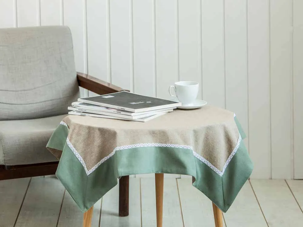 Obrus / serweta na stół z koronką Altom Design bawełniany oliwkowy / zielony 80 x 80 cm