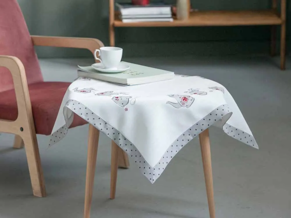Obrus / serwetka na stół haftowana Altom Design biały / kropki 80 x 80 cm