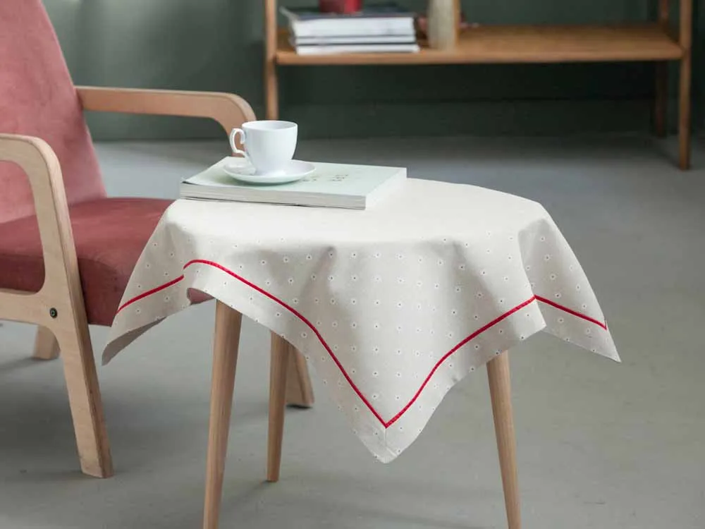 Obrus / serwetka na stół w kwiaty Altom Design kwadratowa beżowa z czerwoną lamówką 80 x 80 cm