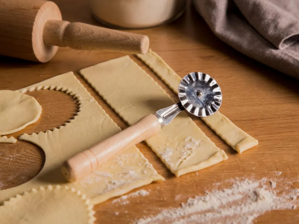Radełko / nóż do ciastek, pierogów i faworków karbowany z drewnianym uchwytem Tarmex