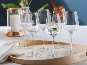 kieliszki z białym winem na stole