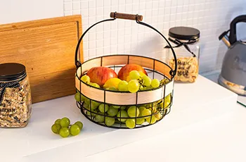 metalowy koszyk z owocami