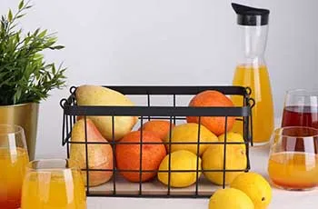 koszyk-metalowy-druciany-na-owoce-z-drewniana-podstawka-altom-design-prostokatny