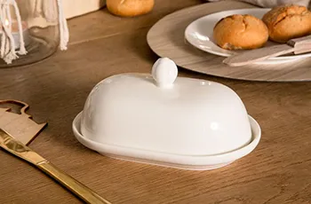 biała maselniczka porcelanowa