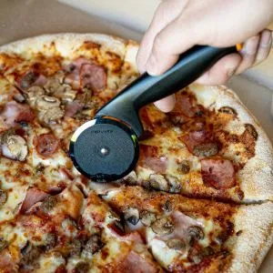 noz-do-krojenia-pizzy-fiskars-functional-form