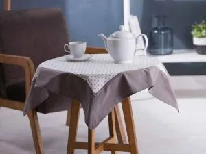 obrus-serweta-na-stol-altom-design-bialy-z-dekoracja-szara-rozeta-obszycie-szare-80-x-80-cm