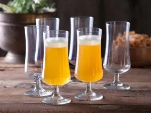 szklanki z piwem