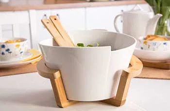 salaterka-miska-do-salatek-z-podstawa-i-lyzkami-bambusowymi-porcelana-altom-design-regular-29-x-25-x16-cm