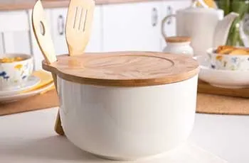 salaterka-miska-do-salatek-z-pokrywa-i-lyzkami-na-podstawie-bambusowej-porcelana-altom-design-regular-1_3