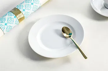 biały talerz deserowy z porcelany 